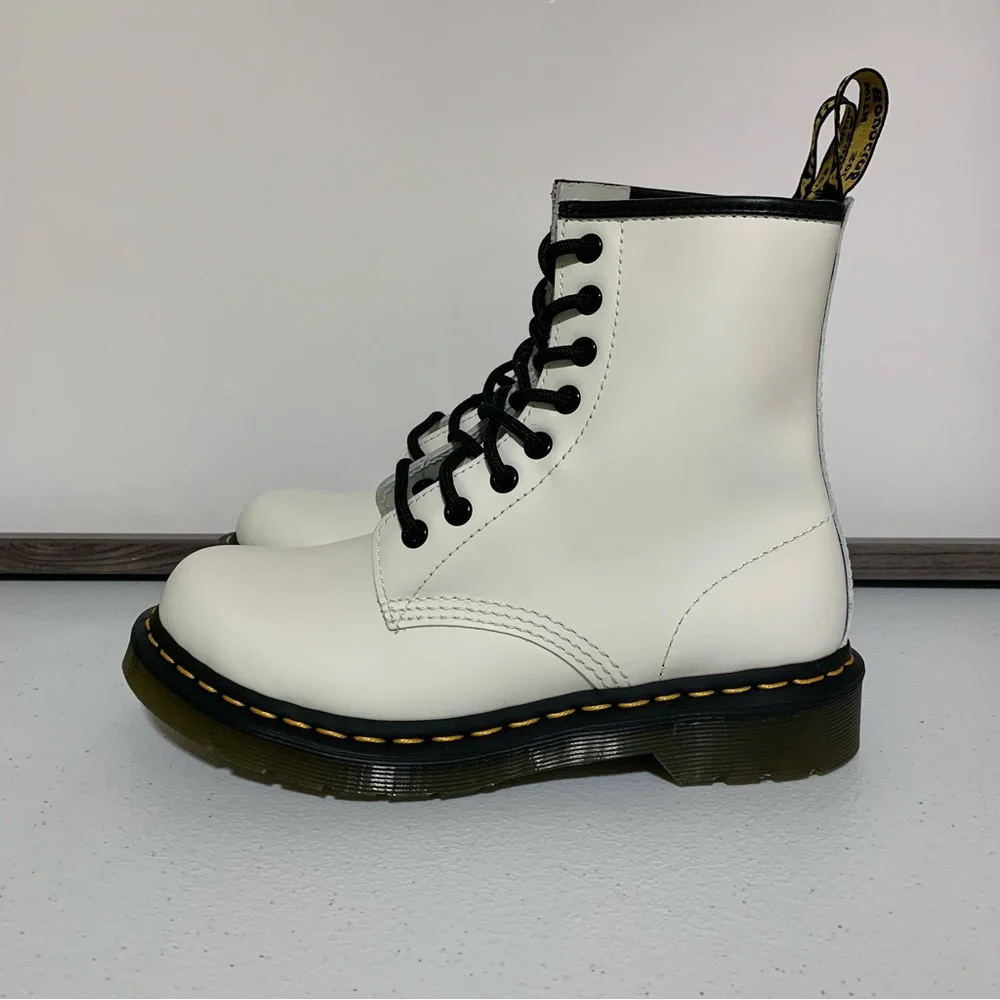 The Dr. Martens Women’s 1460 Smooth Leather Lace Up Boots-Size 6 NWT - Picture 3 of 11